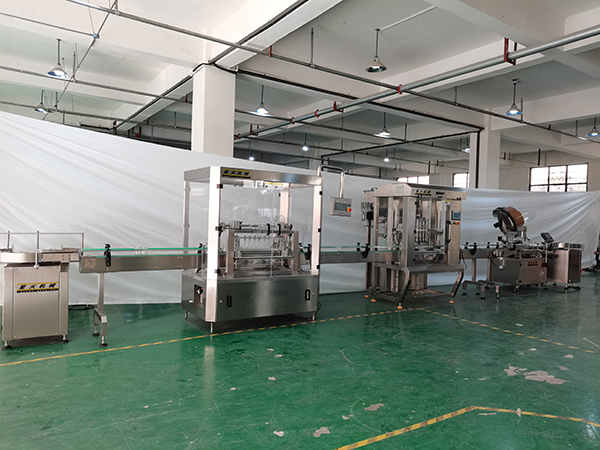 四頭辣椒（jiāo）醬灌裝機