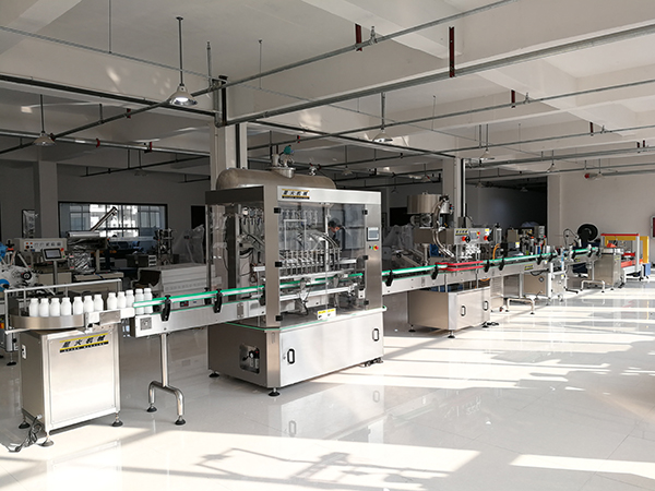 全自動液體灌（guàn）裝（zhuāng）生產線